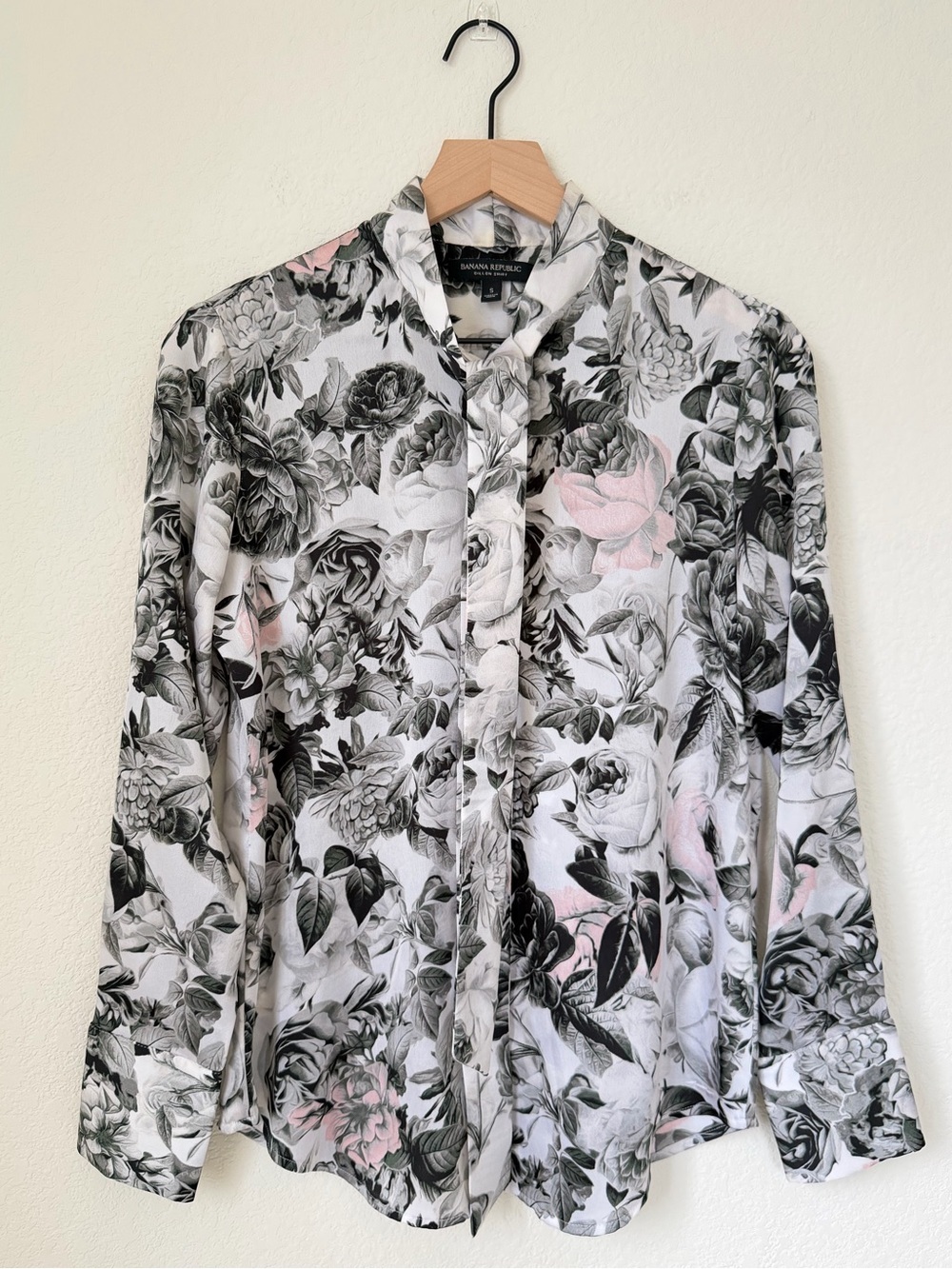 Banana Republic Black, White & Soft Pink Floral Button-up Tie Blouse Size Small